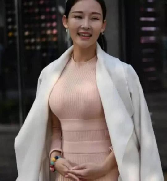 抖音"女赌神"火遍全网,当她面对镜头那一刻,网友:就差