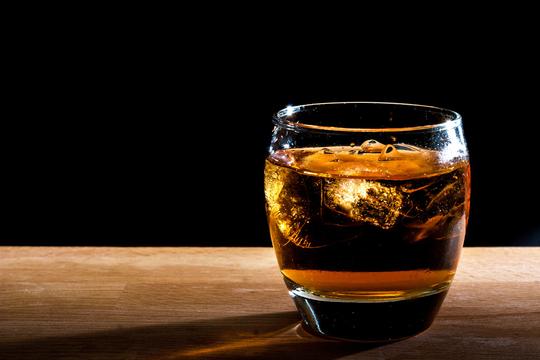 威士忌酒杯,照片,黑色背景