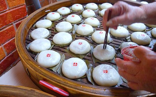 2元1个手工小吃，农村奶奶半天能卖10000个，靠手艺生意火了40年
