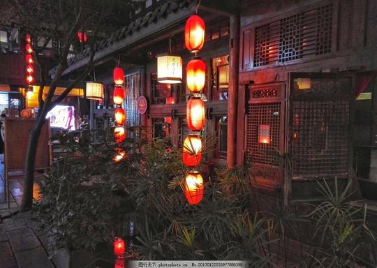 宽窄巷子古风夜晚大红灯笼客栈摄影国内旅游