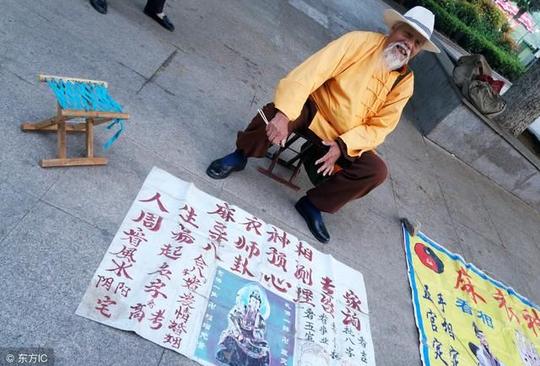 故事:揭秘街头算命骗术,团伙作案环环相扣,唬到你不得