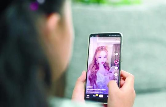 9岁女孩沉迷抖音狂加30多个群学大人化妆博取关注