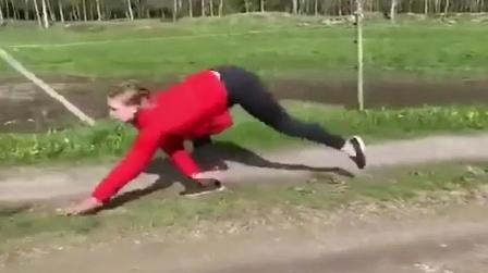 美女四肢着地奔跑，速度飞快镜头跟拍全过程