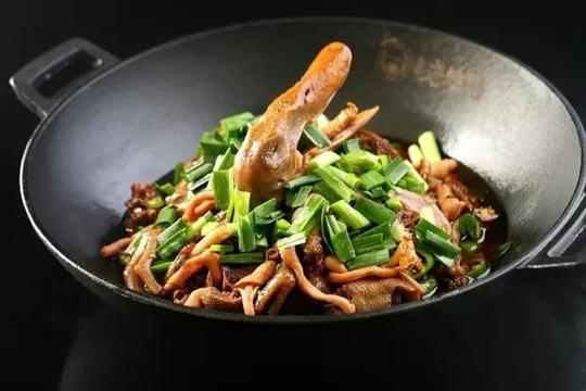 向爷乃是土家族人,把土家族独有的钵仔烹调手法钱粮湖谷鸭mix混合