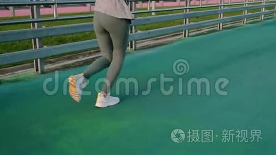 女子正在露天公路上的体育场里奔跑，腿部特写镜头