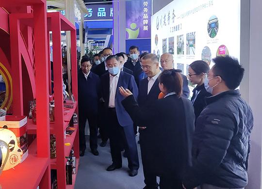 “彩灯工匠”劳务品牌在第三届全国创业就业服务展示交流活动上亮相展出_fororder_1参观现场