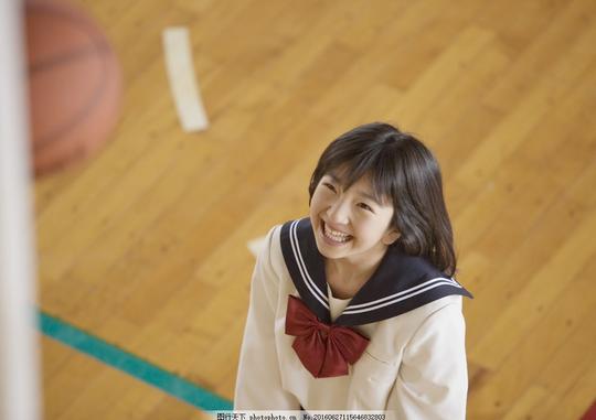 高中生活高中生中学青年美女女孩女生打篮球青春校服学校