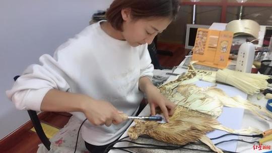 杨丽丽在制作麦秸秆画