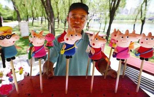 随德利捏的“小猪佩奇”面塑本报记者陈飞波实习生陈尔冬摄