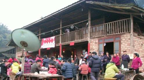 农村酒席越来越冷清，有种情况却是个例外，农民不挣钱也要赶回家