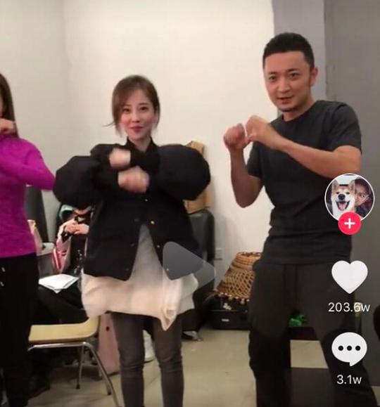 与央视主持人录制短视频神舞引