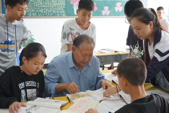 第八届“四川关爱明天十佳五老”候选人彭世伦:发已千茎白，心犹一寸丹