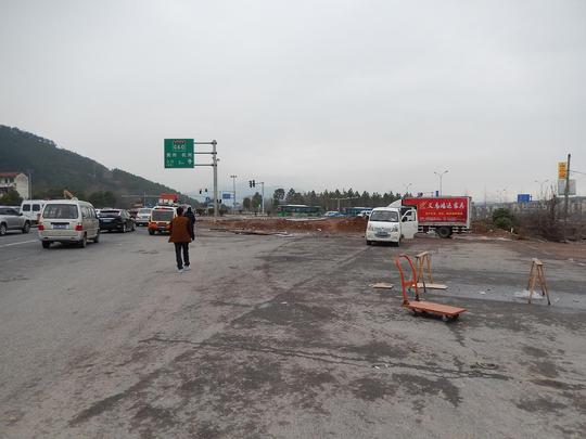 浙江义乌:抢生意小商贩摆摊进公路用地严执法路政发现后及时清理