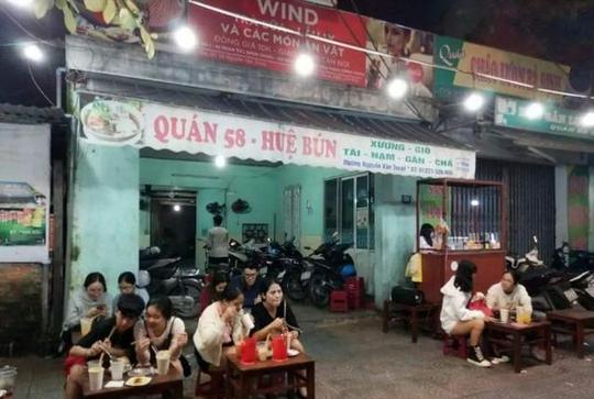 年轻夫妇为了吃路边摊，将宝宝放在宝妈的挎包里，网友:长点心吧