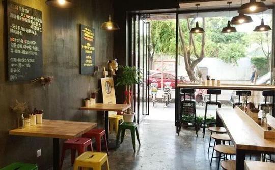 饭店生意惨淡即将倒闭，老板换了一双筷子，竟让饭店生意起死回生