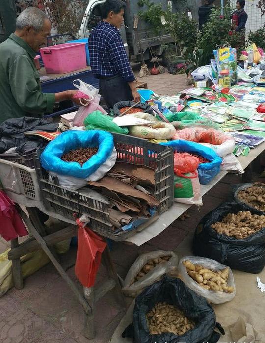 农村集市摆地摊,成本少利润大的小生意,当下非它莫属