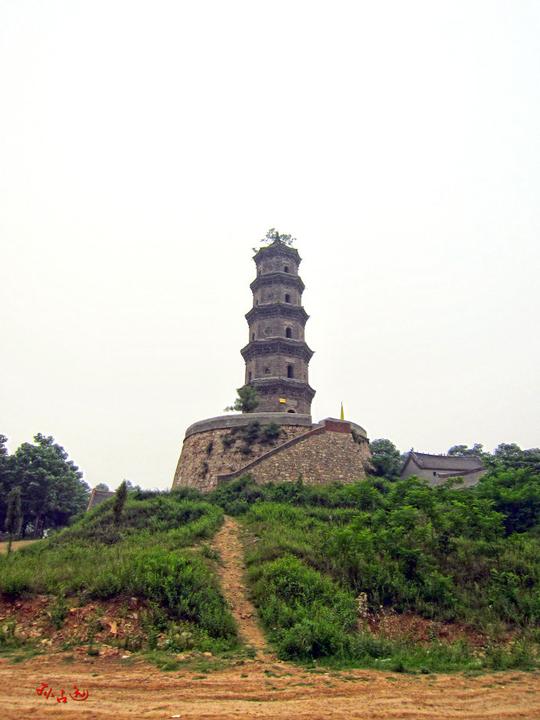 塔身五层,每层八面,北面朝禹州城方向开有一门,门顶横楣上刻有凌云
