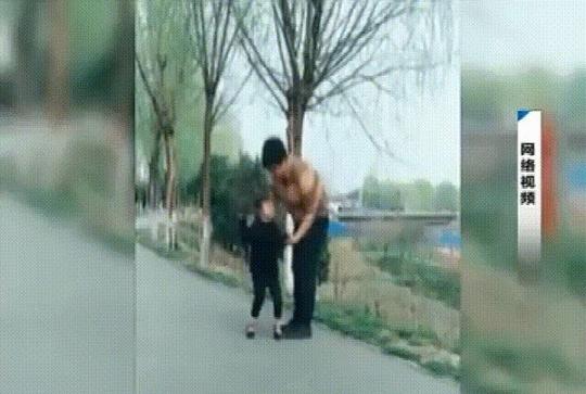 爸爸为展现爱女儿，模仿高难度亲子互动，险些要了半条命