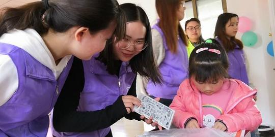 带着孩子看绘本,带着老人读报纸……这群"00后"挥洒创业热情,参与社区