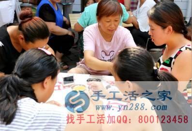 被郝磊的创业故事所感动,山东滨州许女士决定在家做手工活尝试自主