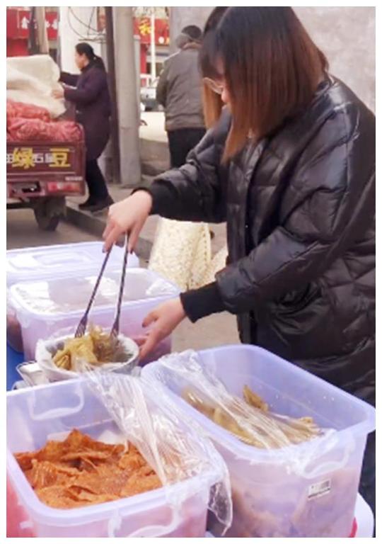 90后女子辞职后卖“红火”小吃，一斤20，月收入让邻居眼红
