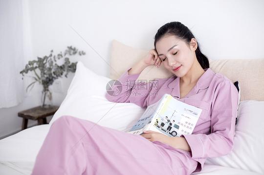 女主人在家里休息看书图片素材_免费下载_jpg