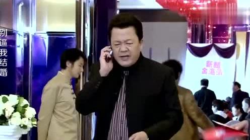 小伙接新娘去礼堂结婚，不料路上却发生意外，小伙顿时懵了