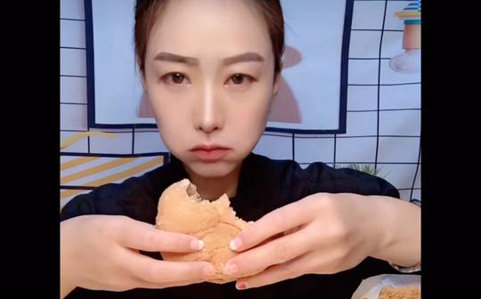 模仿李现吃华莱士?我笑死了(小颖“吃华莱士系列汉堡炸物食音声控