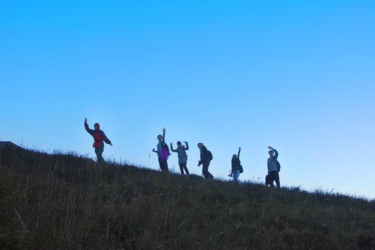 上山坡勒迎着山颠吹来的寒风,向前走吧
