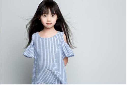 童模妞妞乖巧可爱,赚钱养家却为什么遭到母亲的虐待?
