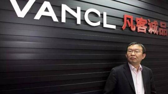 他把一家几百亿市值的公司亏的还剩几亿，陪雷军喝酒还获赠1亿