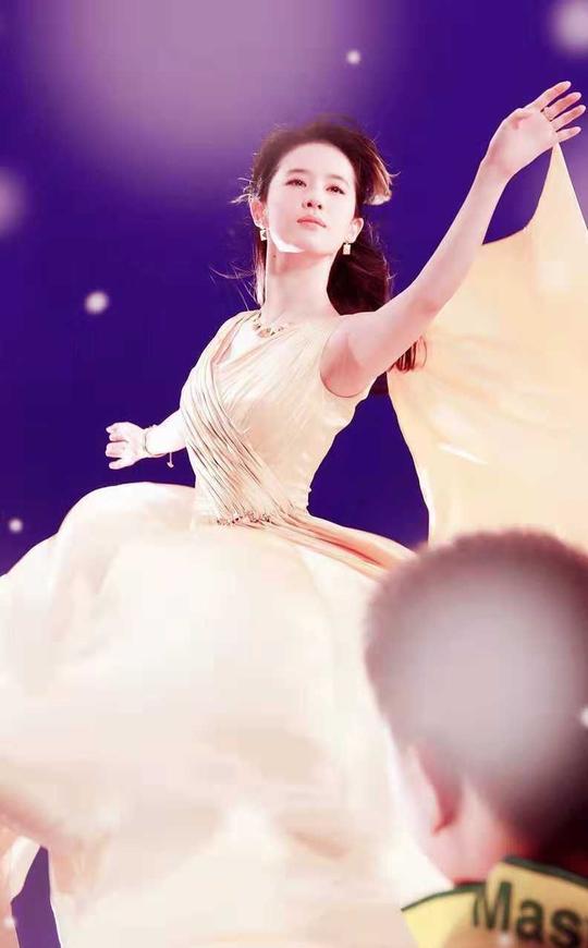 刘亦菲晚宴喝红酒视频被赞气质爆表,当年演的小龙女和