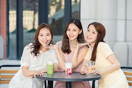 美女闺蜜休闲喝咖啡图片下载