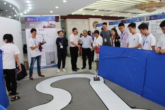 我校第三届大学生创新创业论坛隆重开幕