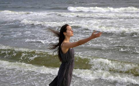 形容海滩美女的短句子,赞美海边女人的句子？