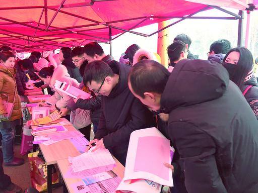 有求职意向的城乡居民可登录鹤壁市公共就业创业服务网(http://www.