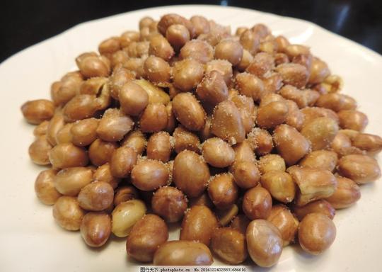 花生米油炸花生米盘子装花生美食摄影餐饮美食传统美食