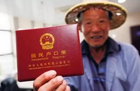 明确提出整合城镇居民基本医疗保险和新型农村合作医疗两项制度,建立
