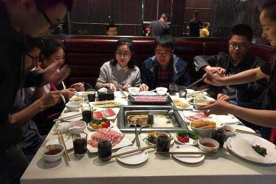 海底捞播放色情视频,顾客边吃火锅边欣赏爱情动作片.