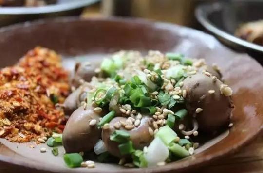 圆滚滚的爆浆兔腰,一定要趁热吃,一口下去浆汁浸齿,根本没有兔骚味