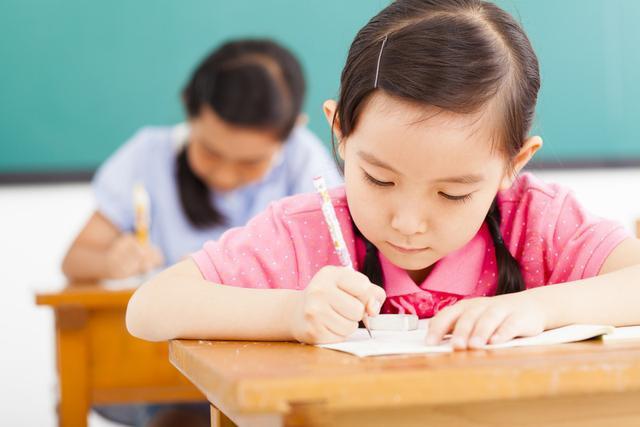 孩子沉迷手机，不用打骂，3招让孩子主动戒掉手机