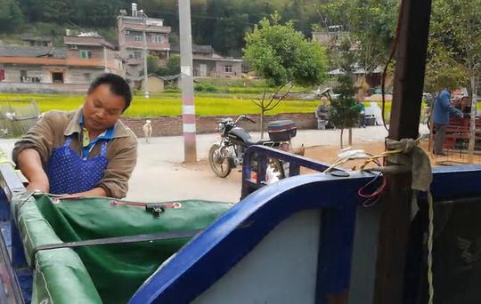 农村小伙回乡做生意,一辆三轮车加小喇叭,一天能赚好几百
