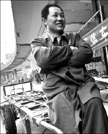 李青换了板车,生意却少了.本报记者傅坚摄-过去,有力气就能赚钱