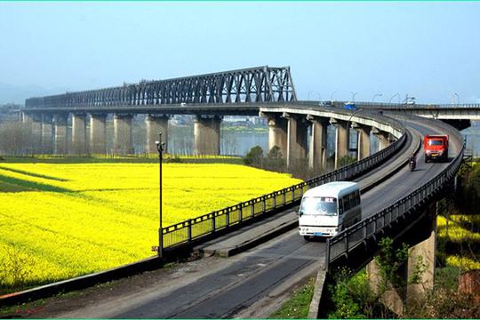 为公路铁路两用的连续刚桁梁桥.