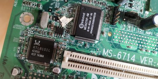 再然后是cpu,这个cpu在网上我差不到关于它的信息,大概是赛扬130nm2