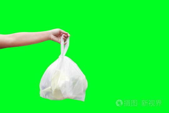 手拿着垃圾塑料垃圾袋查出的绿色屏幕背景,手持塑料垃圾袋的倾倒垃圾在绿色屏幕上演示
