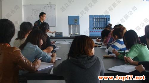 图为:唐华星主任为公司员工培训作物品质仪器类产品