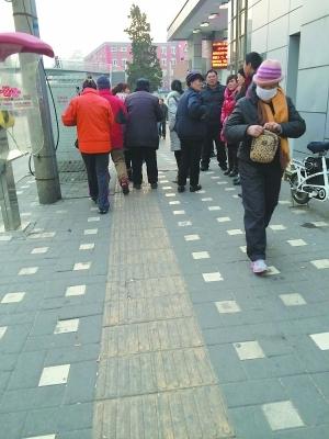 阜外医院门前招揽租房生意的人们