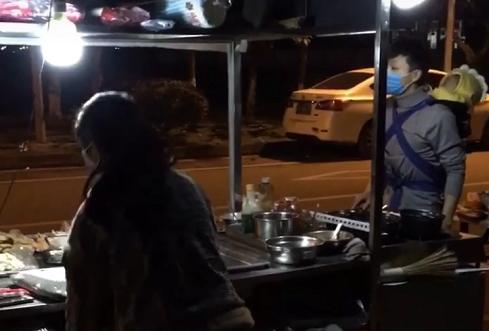 “夜摊炒饭夫妇”带娃摆摊火了，手里拿着生活，背上背着未来