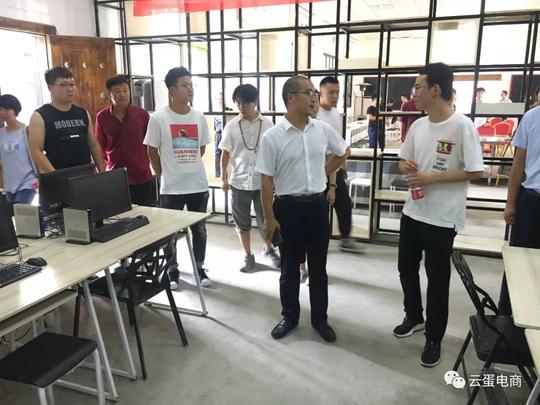 经贸局局长陈三选介绍周至县电商创业培训中心情况